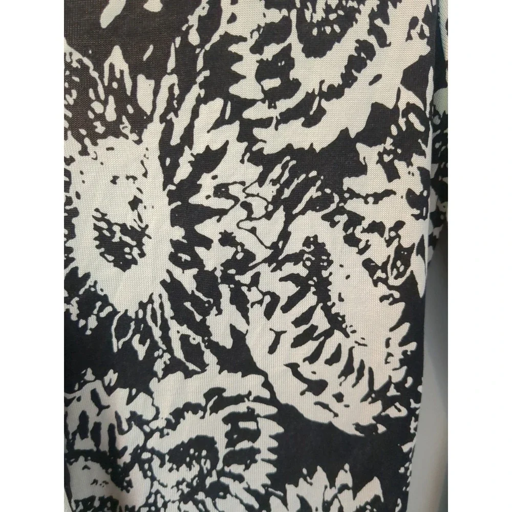 Diane Von Furstenburg Vintage Size 6 100% Silk Wrap Floral Dress‎